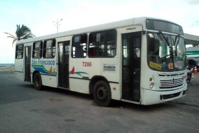Dupla armada assalta coletivo e é perseguida pela polícia