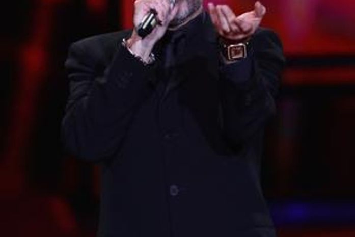 Cantor britânico George Michael compõe novo álbum