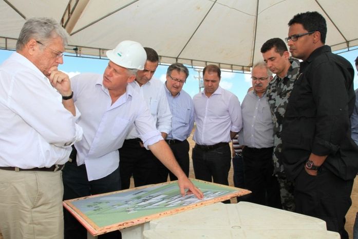 Governado visitando obras do presídio em Craíbas