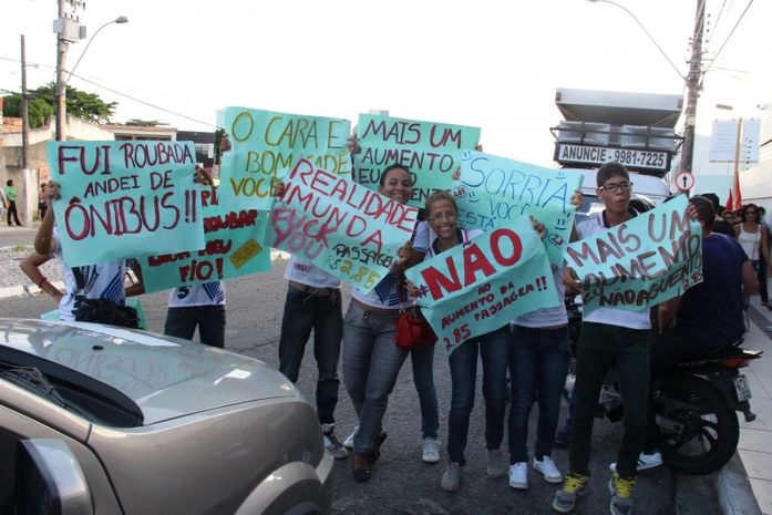 Estudante vão às ruas em protesto contra aumento de passagem de ônibus