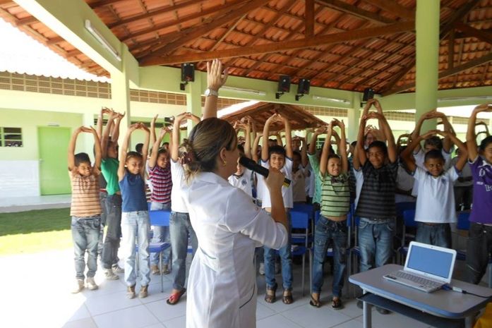 Alunos e funcionários de escola limoeirense assistem palestra sobre Bullying