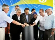 Renan, ministro Edison Lobão e autoridades convidadas acionam botão de funcionamento da subestação