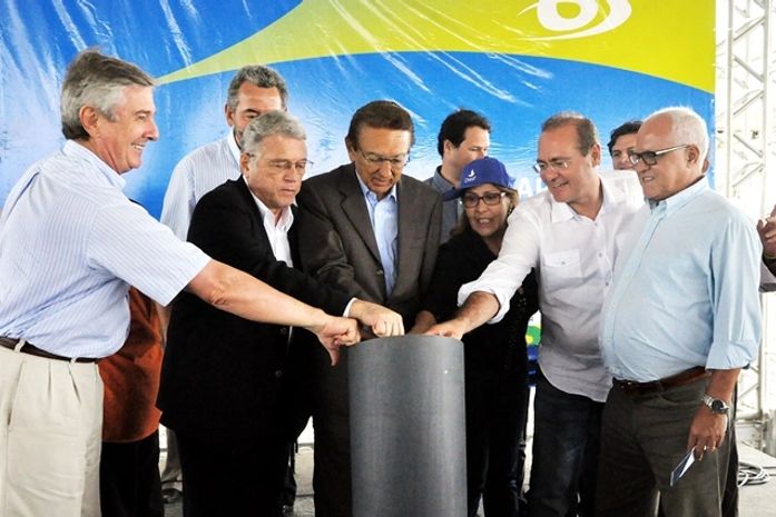 Renan, ministro Edison Lobão e autoridades convidadas acionam botão de funcionamento da subestação