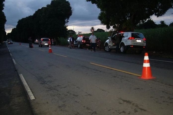 Motoqueiro é arremessado e morre após colisão envolvendo três veículos