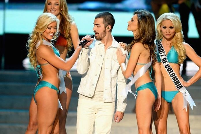 Grupo Jonas Brothers se apresenta 'escoltado' por candidatas do Miss EUA