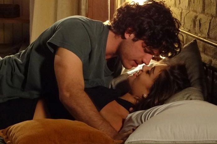 Quanta paixão! Amora e Bento têm a primeira noite de amor