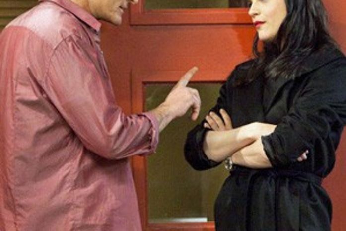 Charlie Sheen 'demite' Selma Blair de sua série de TV, diz site