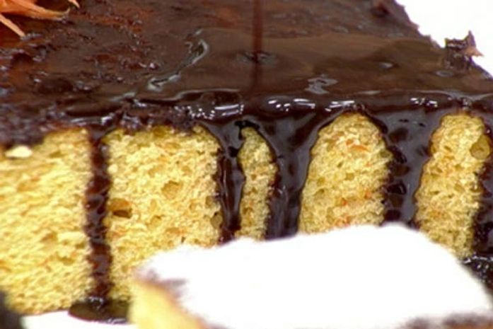 Receita prática de bolo de cenoura e chocolate sai em 45 minutos; tome nota