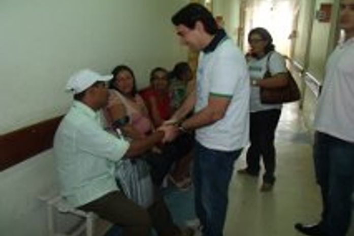 João Marcelo conversando no PAM com os pacientes