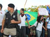 Manifestantes vão em caminhada do Farol ao Centro de Maceió
