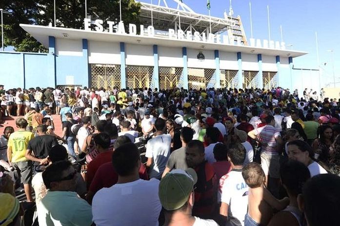 Felipão se irrita com Fifa e ordena portões abertos: "o treino é meu"