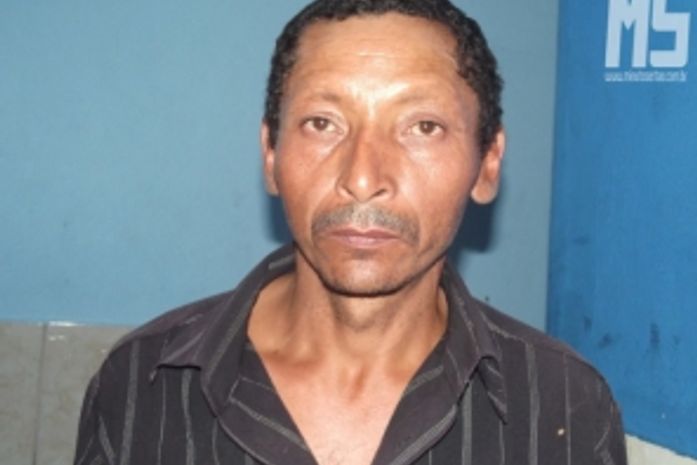 Acusado de matar irmão é preso com arma de fogo e faca peixeira