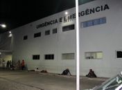 Policial flagra assalto, reage e acaba baleando um dos criminosos