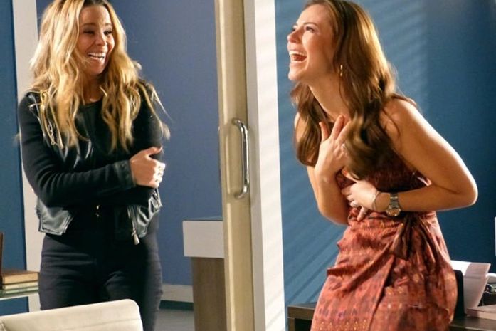 Paloma chora ao descobrir que Paulinha é sua filha legítima