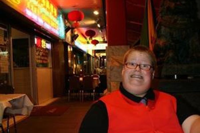 Henry pesa 150 quilos e come sem parar; a mãe tranca a geladeira e esconde a comida dele