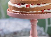 Pão de ló fácil de fazer ganha cara de festa com chantilly e morangos