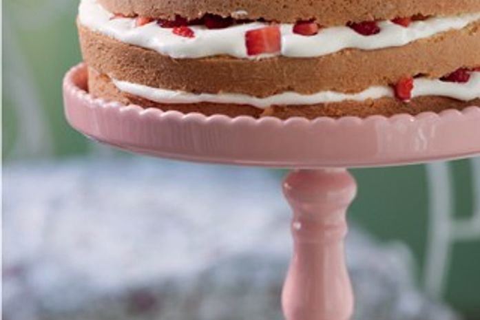 Pão de ló fácil de fazer ganha cara de festa com chantilly e morangos