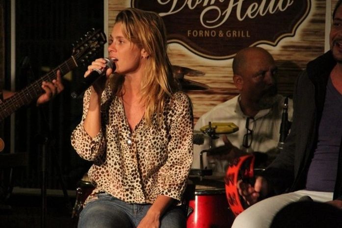 Carolina Dieckmann solta a voz e se esbalda na pista em festa com famosos