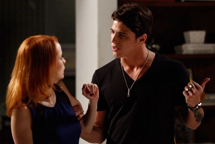 Lara Keller inventa mentiras sobre Tito e detona o garanhão na TV