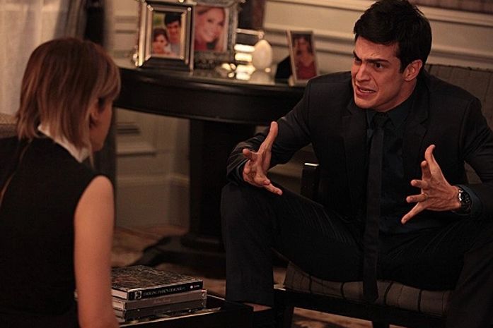 Félix assume que jogou Paulinha em uma caçamba de lixo no dia do nascimento