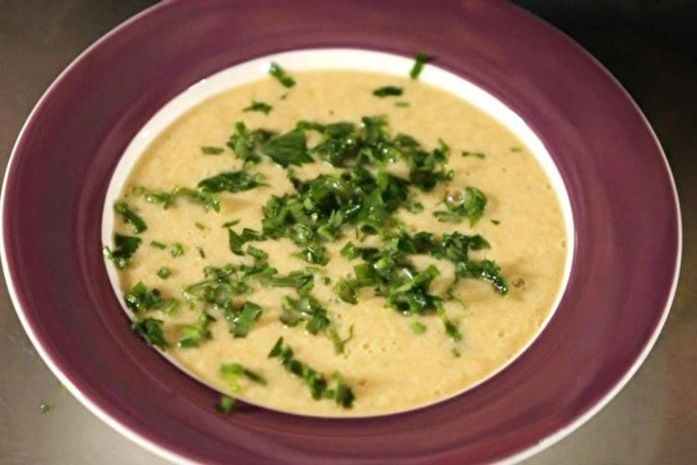 Leve e nutritiva! Sopa digestiva leva legumes e frango