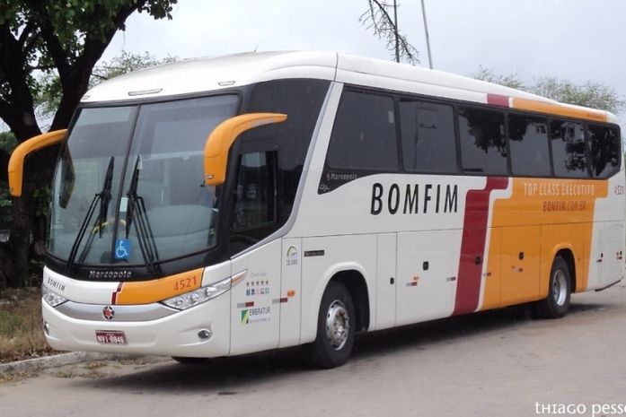 Ônibus de viagem é interceptado e passageiros são roubados