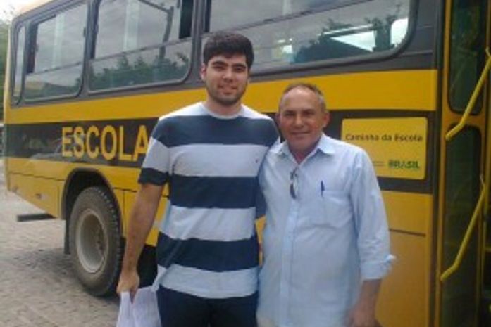 Secretário de Educação, Luiz Pedro (camisa listrada)