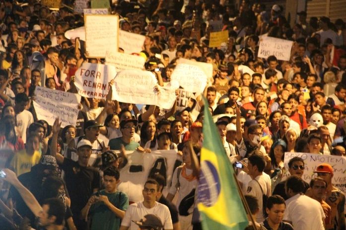 Manifestantes em protesto contra o aumento da passagem