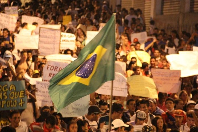 Manifestantes em protesto contra o aumento da passagem