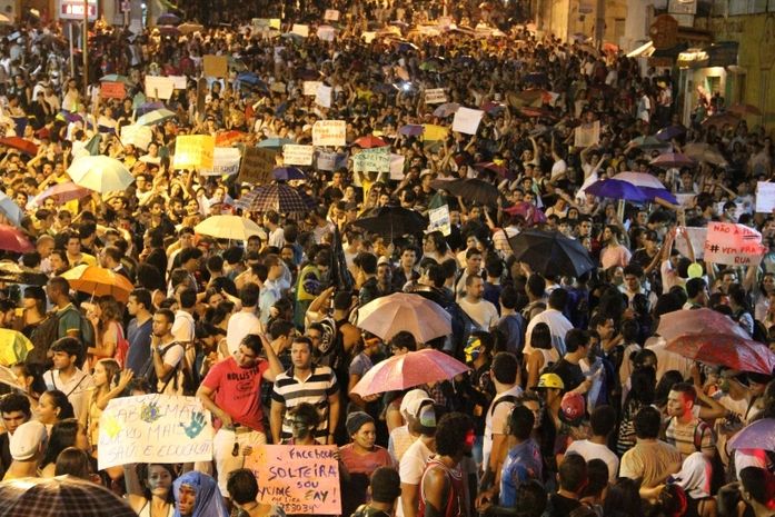 Manifestantes em protesto contra o aumento da passagem
