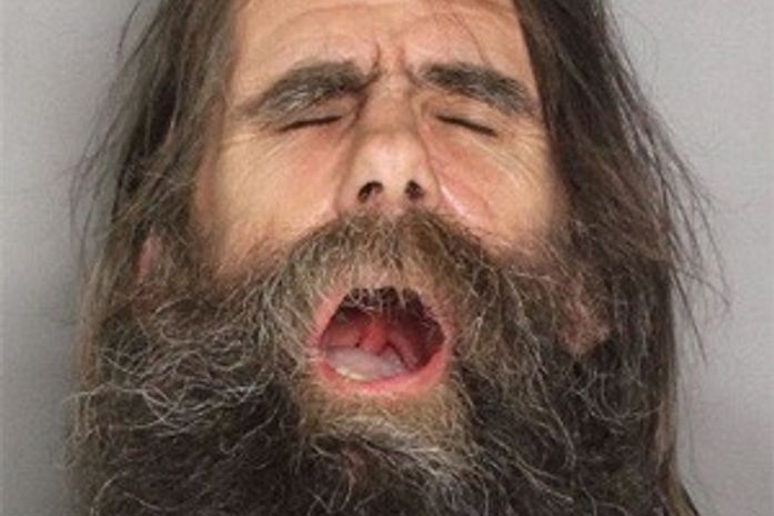 Americano boceja em foto após ser preso por atirar lança em carro