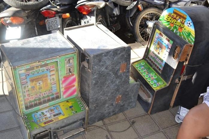 Maquinas foram apreendidas em uma das residências