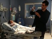 Félix invade CTI e tenta matar Paulinha trocando remédio por água