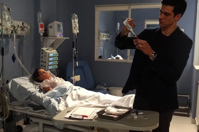 Félix invade CTI e tenta matar Paulinha trocando remédio por água