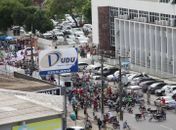 Condutores de cinquentinha fizeram protesto em frente ao Fórum