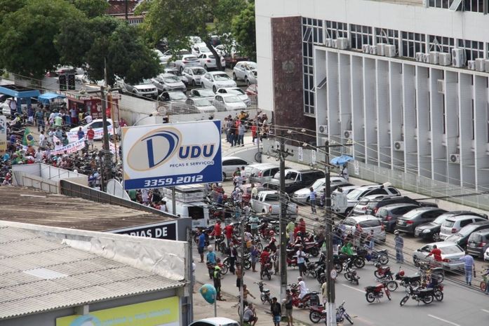 Condutores de cinquentinha fizeram protesto em frente ao Fórum