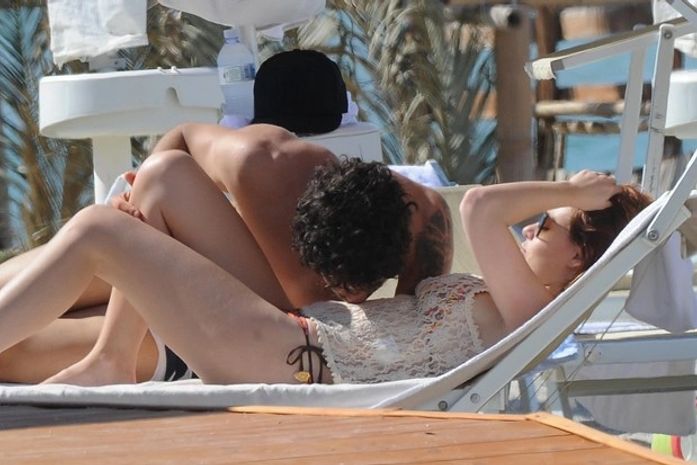 Pato beija a barriga de Barbara, levantando suspeita de gravidez