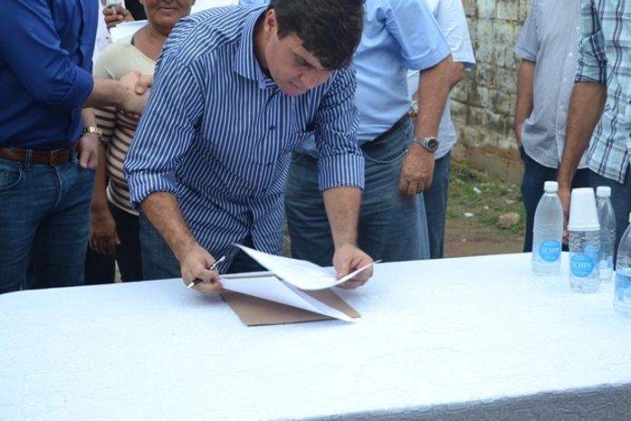 Prefeito de Penedo assina ordem de serviço para pavimentação de 20 ruas