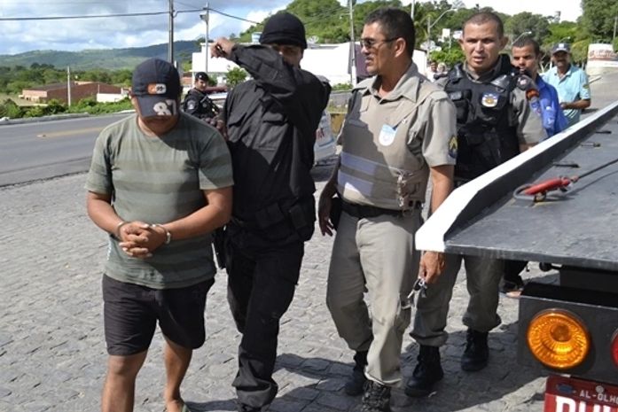 Polícia prende homem com três carros roubados durante operação