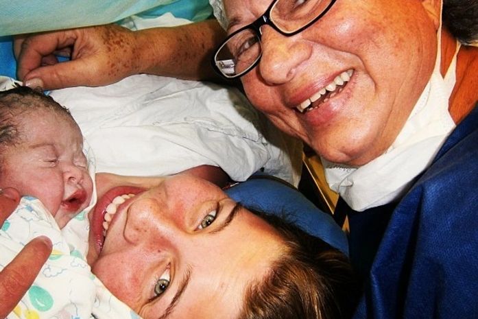 Debby Lagranha com a mãe, Therese, após o parto de Maria Eduarda