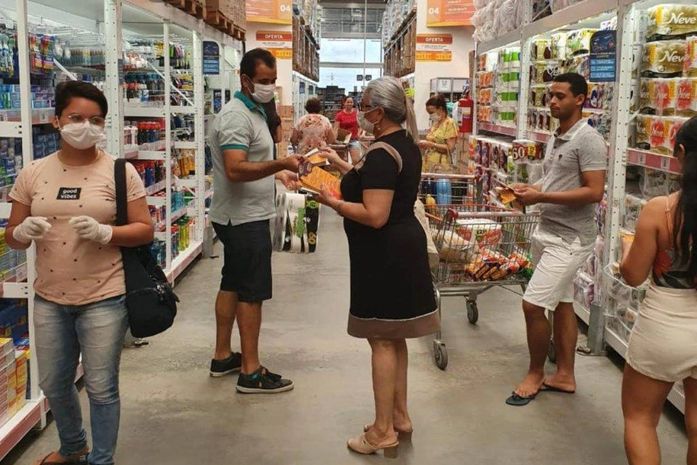 Saúde e Procon Arapiraca orientam clientes de supermercados sobre cuidados durante a pandemia