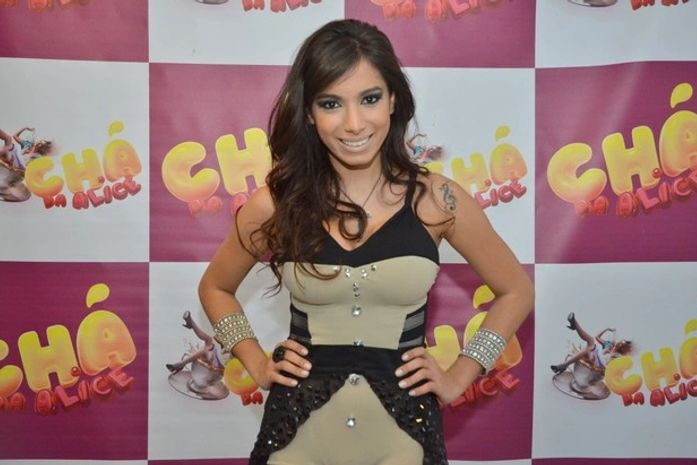 Anitta conta que já militou: 'Já levei muito spray de pimenta na cara'