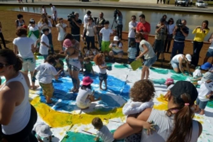 Crianças fazem protesto em frente ao Congresso Nacional