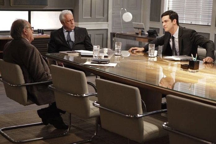 Lutero acusa Félix e vilão diz que o médico quase matou Paloma