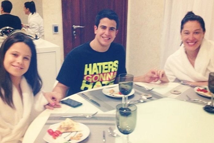 Enzo Celulari prepara almoço de domingo para a família e deixa mãe orgulhosa