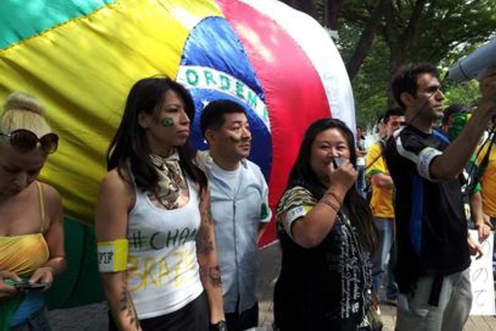 Com a bandeira do Brasil pintada no rosto, Luanda Iwai foi uma das principais organizadoras do ato no Japão