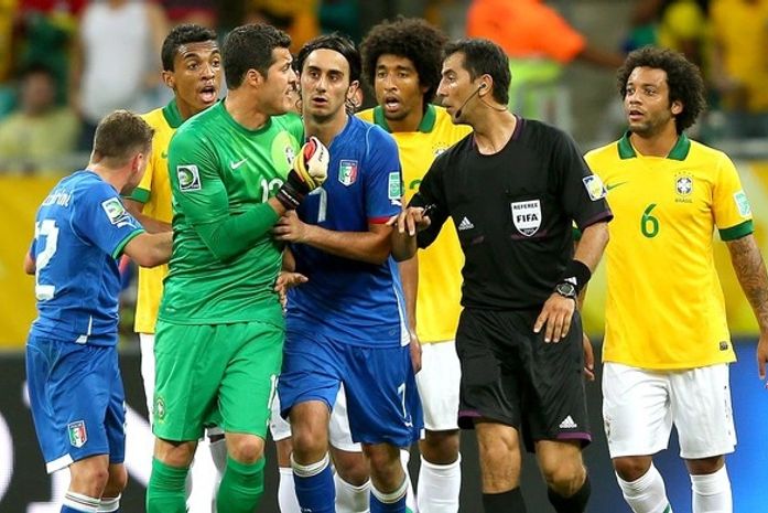 Árbitro reconhece equívoco ao validar segundo gol da Itália