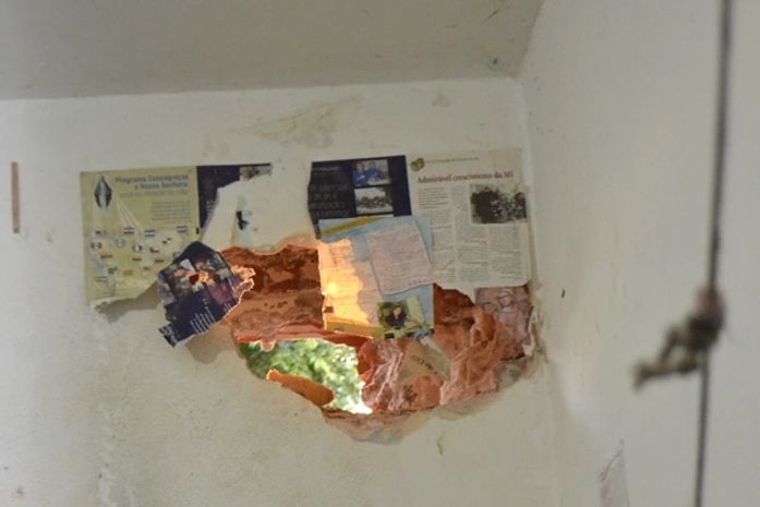 Buraco visto de dentro. Já era possível ver a luz