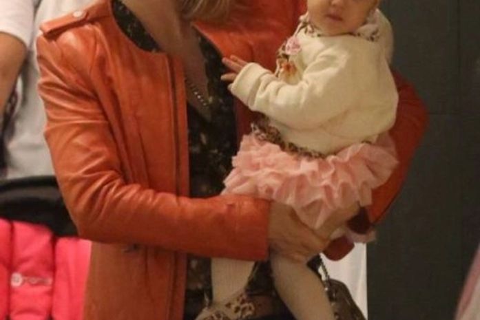 Angélica veste a caçula Eva com sainha de babado para dia de compras