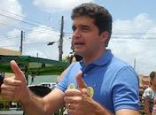 Rui Palmeira polegar pra cima apoiando as manifestações dos estudantes de Alagoas.